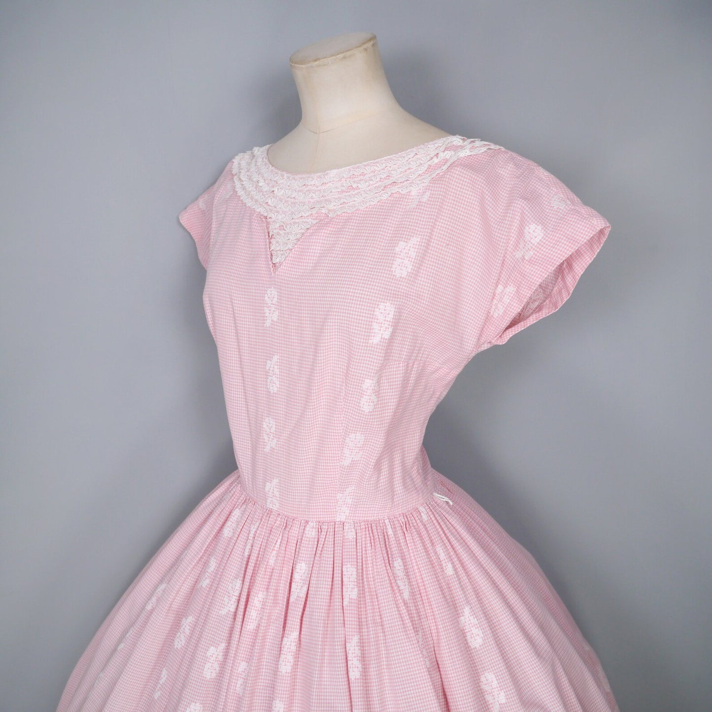 50s 1950s Nelly Don PASTEL PINK full skirted dress with LACE ruffle neckline - Mid Century full skirted day dress with belt - xs