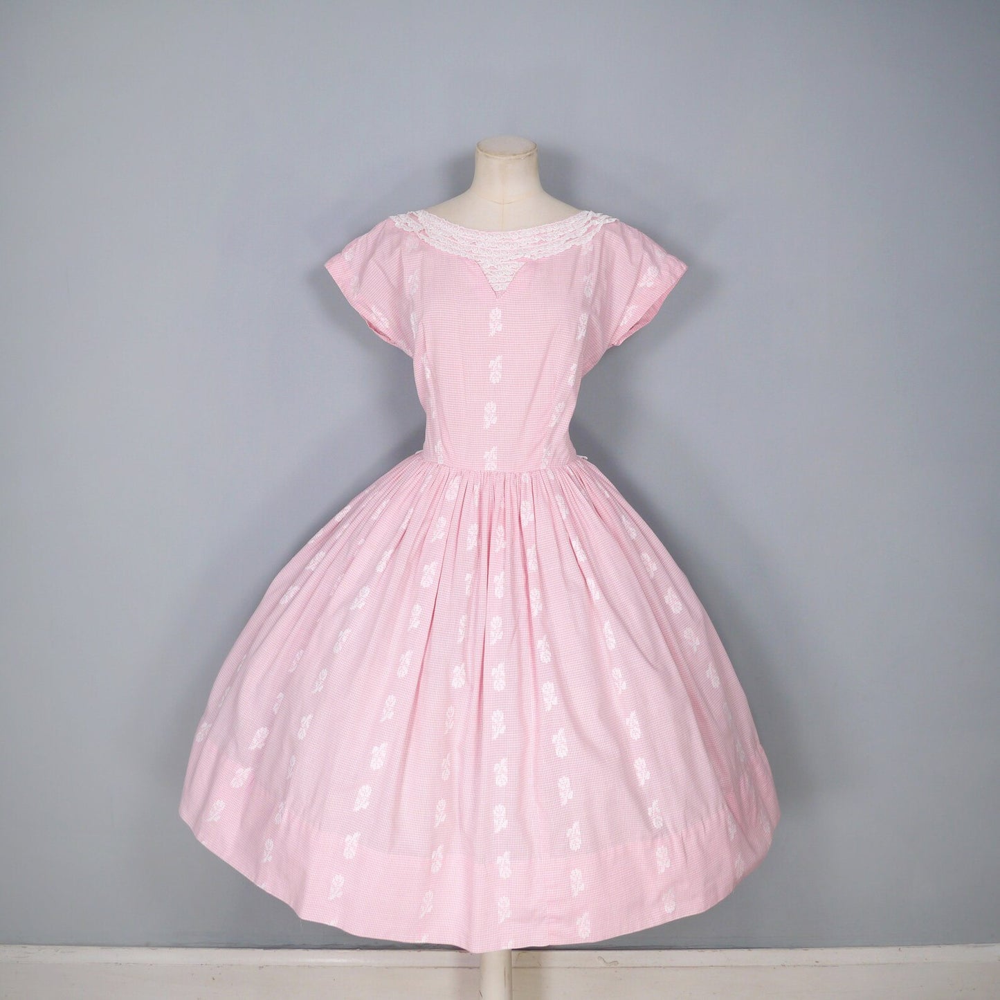 50s 1950s Nelly Don PASTEL PINK full skirted dress with LACE ruffle neckline - Mid Century full skirted day dress with belt - xs