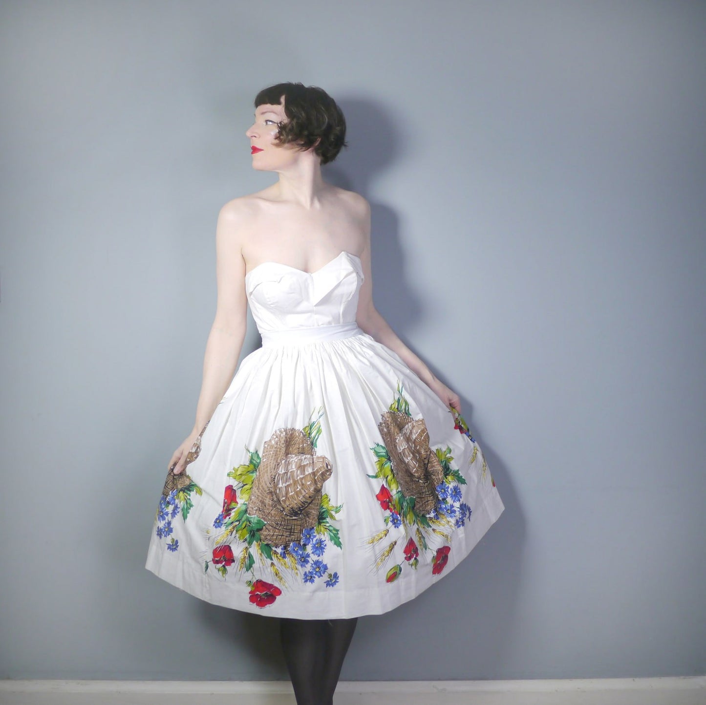 50s NOVELTY white cotton summer skirt in STRAW HAT and harvest floral border print - 1950s full swing skirt - 27"