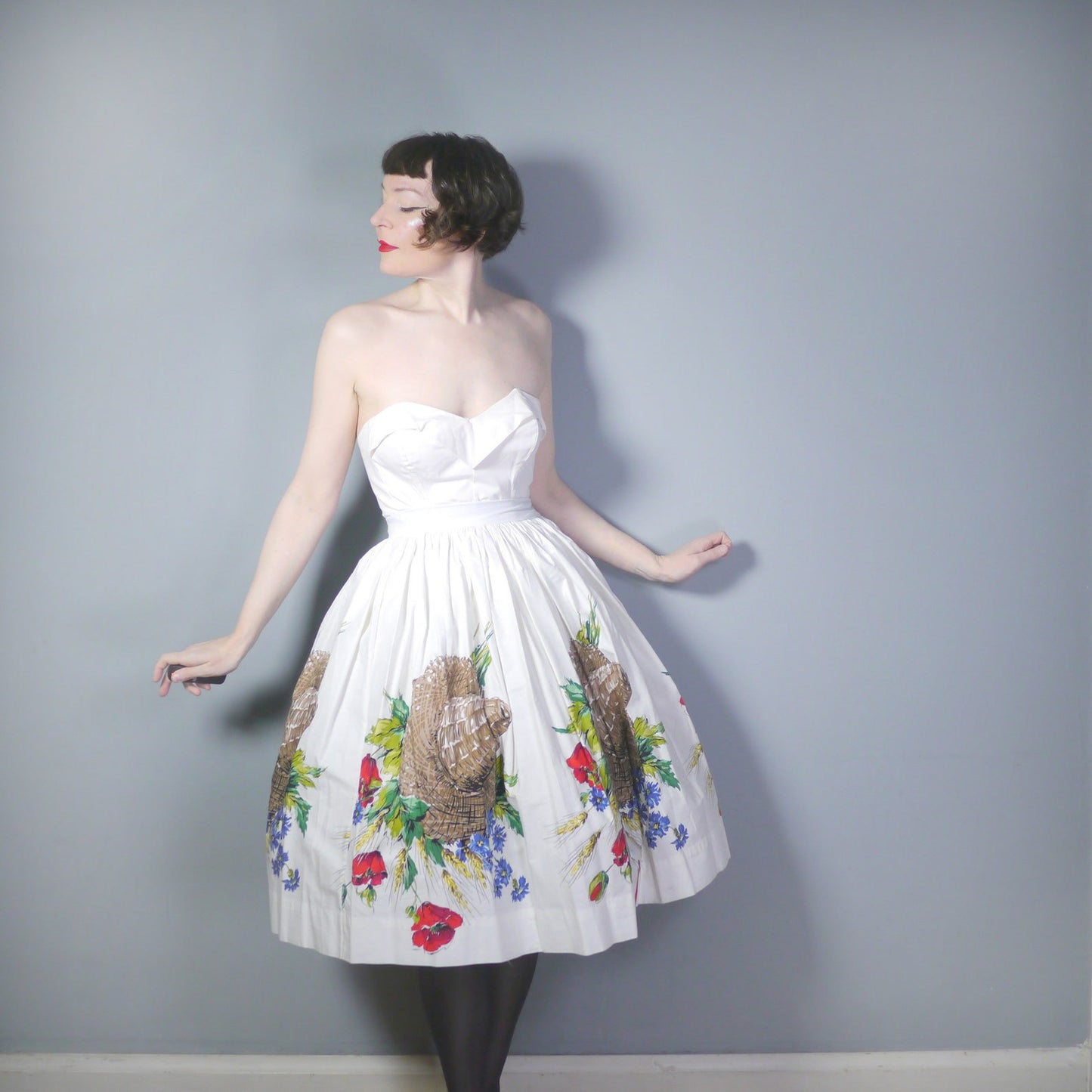 50s NOVELTY white cotton summer skirt in STRAW HAT and harvest floral border print - 1950s full swing skirt - 27"