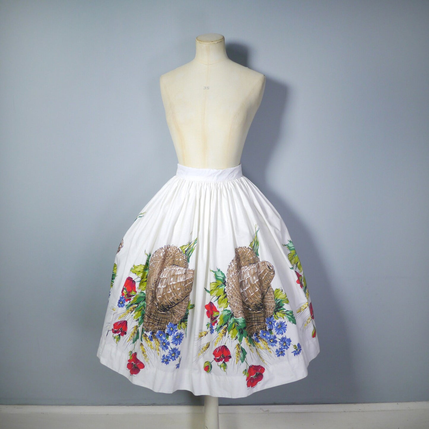 50s NOVELTY white cotton summer skirt in STRAW HAT and harvest floral border print - 1950s full swing skirt - 27"