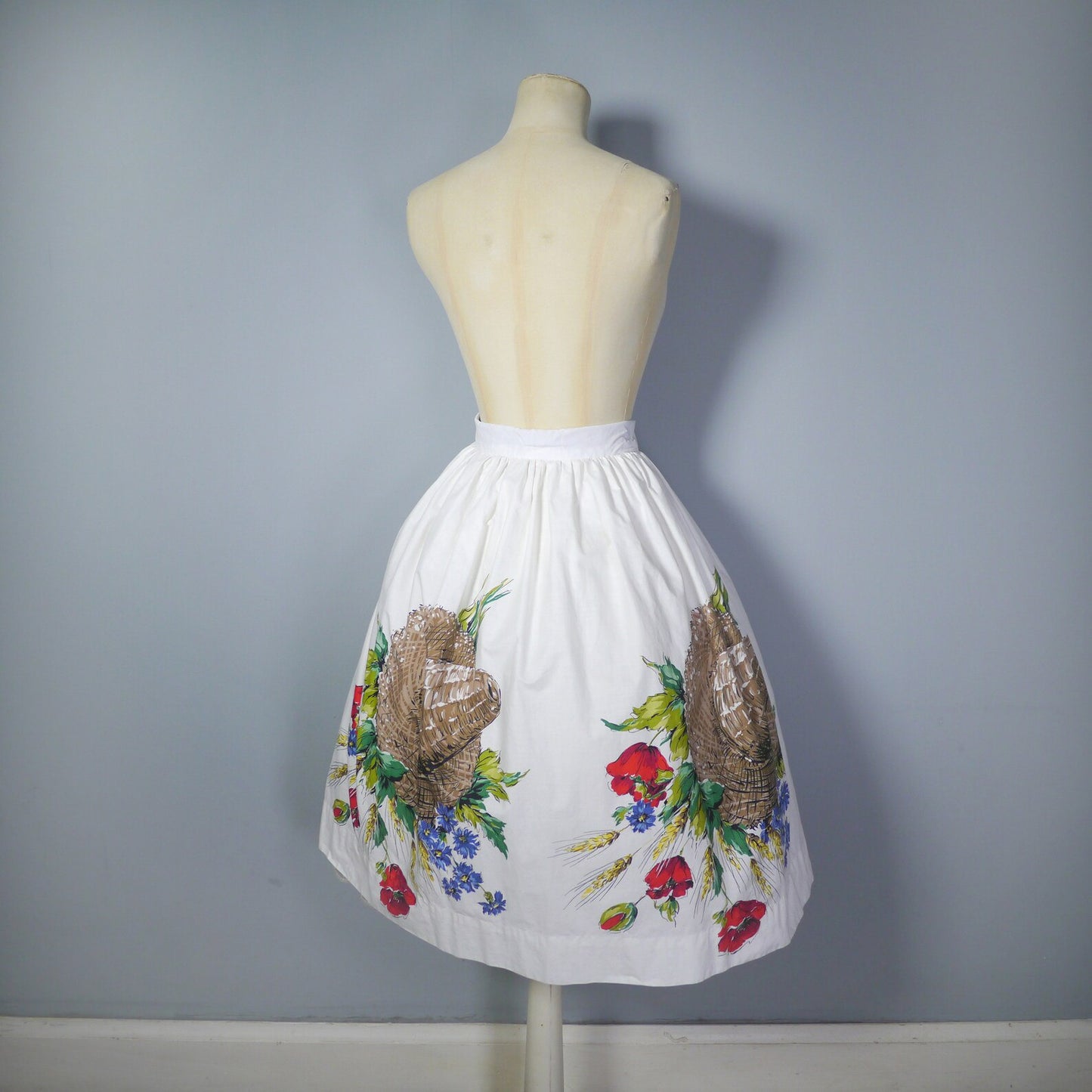 50s NOVELTY white cotton summer skirt in STRAW HAT and harvest floral border print - 1950s full swing skirt - 27"